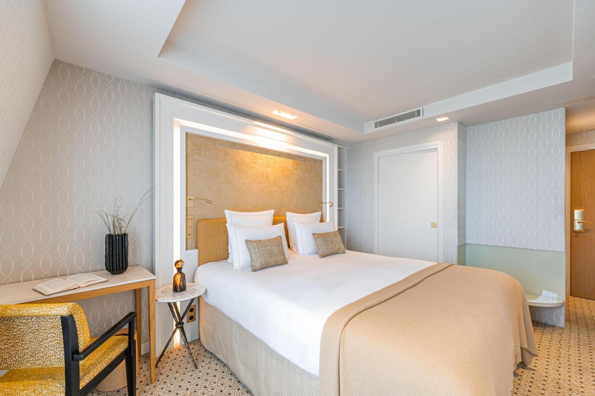 Privilege Room with Saint-Germain-des-Prés Church View